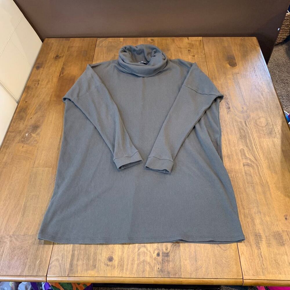 Lulu’s Cowl Neck Oversized Thermal Top in Green size Small